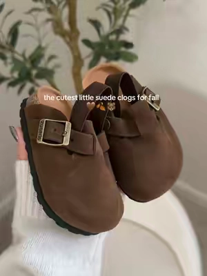 these little clogs are so adorable 🤎 #kidsclogs #toddlerfashion #clogs #fallshoes #toddlershoes 