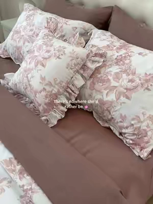 found her happy place 🌸🤍a dreamy floral 7-piece set with side pockets, because leaving the bed was never the plan #HomeEssentials #TikTokshopbacktoschool #FloralBedding #ComforterSet #CozyBedroom  