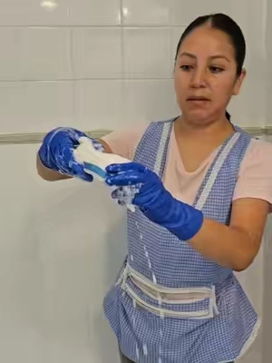 Respuesta a @monserrath1370BioRobin Melamine magic eraser sponge si es el borrador mágico es multiusos podemos limpiar mucho #limpieza #cleaning #cleaningtips #housekeeping #cleaningtiktok 