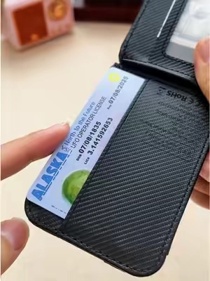 This is a great magnetic wallet that comes with find my app and it's also leather! #wallet #menswallet #trackingdevice #wallettracker #giftsforhim