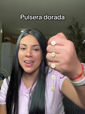 Pulsera dorada para mujer con diseño de tréboles de 5 colores y cadena estilo paperclip, un accesorio para complementar diferentes looks y ocasiones. #PulseraDorada #PulseraParaMujer #PulseraDeTrebol #PulseraDeColores #AccesoriosParaMujer  
