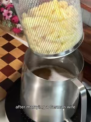 I wish I had discovered this fryer sooner—it saves oil, reduces splashing, and drains food with one simple lift. #TikTokShop#KitchenMustHaves#DeepFryer#KitchenHacks  
