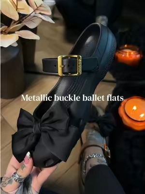 Adorable 🥹🖤 true to size but if you’re a half size then go down @Crocs #crocs #crocsnewarrivals #altoutfits #falloutfitinspo #balletflats 