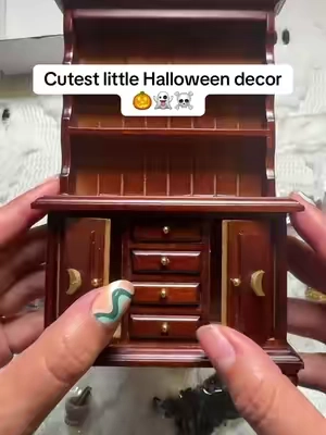 Decorating for Halloween #halloween #spookyseason #trickortreat #halloweendecor 