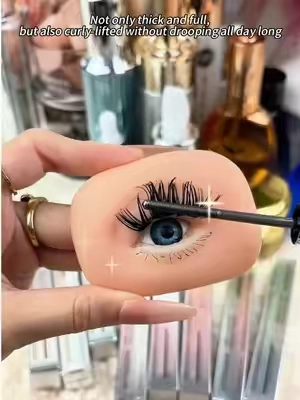 In 2026, we're officially saying goodbye to fake lashes. This mascara creates a natural extension look without glue or fuss. #Mascara #LongLashes #NaturalLashes #DreamyLashes #dailymakeup 