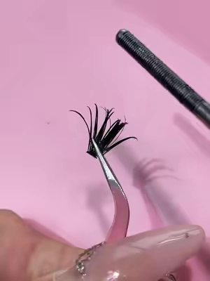 In 2026, we officially say goodbye to false lashes ✨ This mascara creates a natural extension effect without glue and without the hassle. #Mascara #LongLashes #NaturalLashes #DreamLashes #DailyMakeup