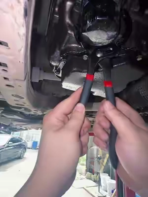 Guía para cambiar el aceite tú mismo 🔧🚗 ¡Deja de quemarte las manos al cambiar el aceite! 🛑😭 ¡La herramienta magnética que todo mecánico de cochera necesita! 🧲🔥 ¡No más tornillos caídos en el aceite sucio! ❌🤢 Cómo cambiar el aceite de tu auto como un profesional y sin hacer un desastre ✨👨#CambioDeAceite 🔧 ‍🔧  #DIYCarMod #AutoMaintenance #tiktokshopmemorialday #tooltok 