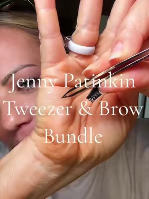 Who knew tweezers could make me this happy! 💃🏻 #tweezer #tweezers #eyebrowshaping #browtweezing #browshaping 
