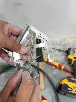El enchufe empotrado puede volver a su posición original en tan solo unos minutos.#tiktokshop #electricaltools #homelmprovement #diytools #electrician 