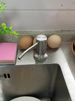"¿Tu jabón de platos ocupa toda la encimera? Este dispensador oculto ayuda a mantener la cocina más limpia y ordenada.#dispensadordejabón #utensiliodecocina #limpiezasinesfuerzo #fregaderointeligente #DealsForYouDays   "