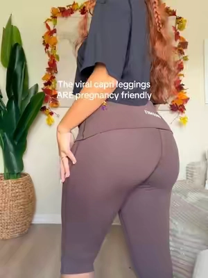 So stretchy, so comfy! So chic!! #caprileggings #y2kaesthetic #nonmaternitypregnancyclothes #bumpfriendlyfashion #bumpfriendlyoutfits 