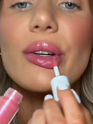 THIS is the shimmer I’m looking for in a gloss🤌🏼✨✨  @NOONI #newdropsforyou #shimmerlipoil #noonilipoil #BeautyTok #glitterlip 