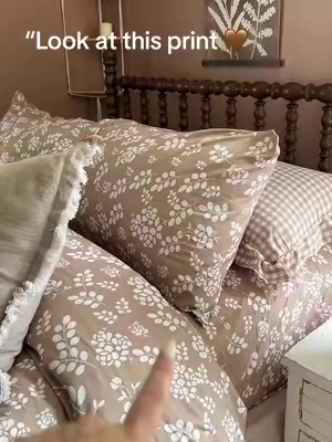 Pretty floral sheets 🤎🌿 I love how soft and cozy they make the whole bed look! Such a pretty neutral for heading into fall. 🍂#bedding #bedsheets #comfybedsheets #comfybedding #sheetset 