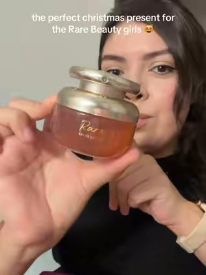good gift to treat yourself to as well just saying 👀🎁❤️ @Rare Beauty #rarebeauty #newrarebeauty #rarebeautyperfume #giftsforher #christmasgiftidea 