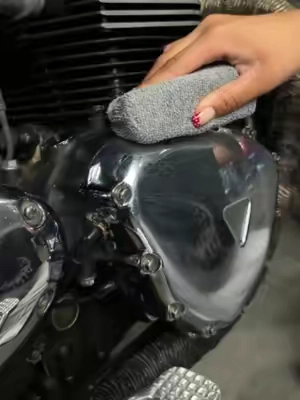 Light Metal Polish removes light stains, oxidation, and grime to restore maximum shine to tarnished metal surfaces and then coats it with advanced sealants to protect the lustrous new shine! #ChemicalGuys #DetailingLife #CarDetailing #beforeafter