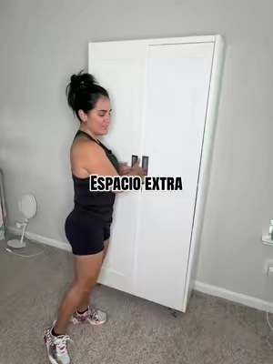 Maximiza el espacio en esos lugares reducidos donde parece que nada cabe. Este carrito de almacenamiento deslizable aprovecha al máximo las esquinas y huecos entre muebles, ofreciéndote un acceso rápido y limpio a tus productos diarios. Sus ruedas giratorias te brindan una movilidad sin esfuerzo para reordenar tu hogar en segundos. 📦🛞 #tiktokshopsummersale #storagecart #organizationhacks #homefinds #smallspaceideas 