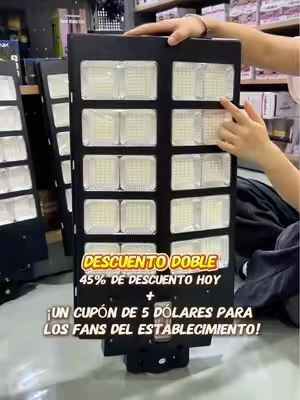 Si tu jardín está muy oscuro, te recomendamos encarecidamente que veas este vídeo. ¡Esta farola solar cambiará tu vida!🤯\#lamparasolar #solarstreetlight #outdoorlighting #gardenlights#homemakeover 