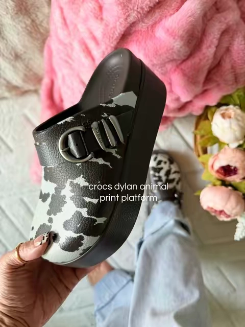 new colors just dropped and they have a buckle 🩷 #crocs #clogs #crocsnewarrivals #tiktokshopcreatorpicks 