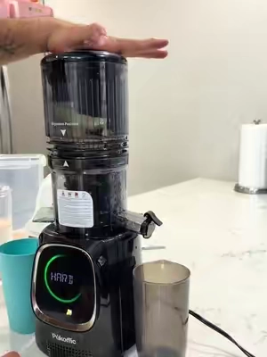 El capó feliz con su extractor de Frutas 