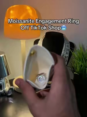 #moissanite #engagementring #moissanitejewelry #moissanitevsdiamond #vvs 