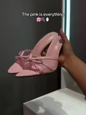 The bows 😍✨ #kittenheels #heels #womensshoes #girlythings #pinkheels 