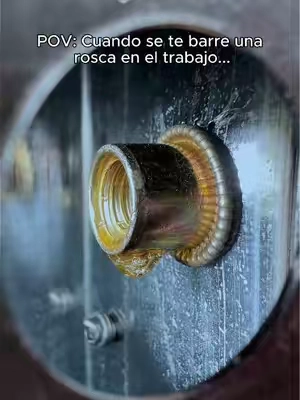 ¡Amarra macizo como un sándwich de metal! Muerde la lámina por los dos lados, dejándote unas roscas permanentes, duras como piedra y con nivel de fábrica. #HerramientasDIY #TuercasRemachables #MecanicaDIY #TrabajoEnMetal #HerramientasDeGarage