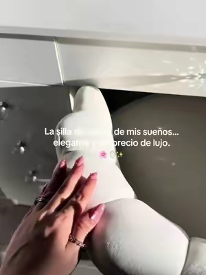 🌸✨ La silla perfecta para darle a tu vanity ese toque elegante y femenino. Se ve mucho más lujosa de lo que cuesta y es simplemente preciosa. 🎀🤍 @Hulala Home  #Vanity #Decoración #HomeDecor #VanityChair #homefinds 