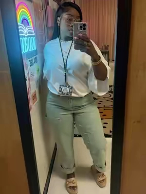 Y’all know I love a good elevated basic! 🤍 The kind of top you throw on and somehow the whole outfit looks put together 🤌🏾✨ Comfy, oversized, and SO easy to style for work or the weekend. #TeacherStyle #TeacherOOTD #WorkwearInspo #WorkWear #ComfyCute   