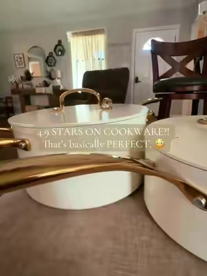 4.9 ⭐️ and I totally get why 😍 This cookware set looks and feels SO high-end. Perfect for a wedding shower, Christmas gift, housewarming… or a seriously good thank-you gift for the person constantly delivering all your packages 😂🙌 #TikTokShopFinds #CookwareSet #GiftIdeas #KitchenMustHaves #TikTokMadeMeBuyIt 