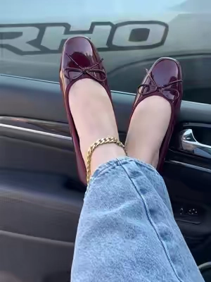 wearing the color “wine” and it’s so perfect for fall outfits #fallshoes #balletflats #maryjaneshoes 