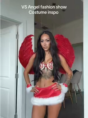 This costume for Halloween>>> UNREAL 😩 #halloweencostume #costumeinspo #uniquecostumes #vsfashionshow #adrianalima 
