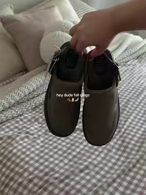 can’t wait to wear them this fall season 🧸🤎🧦 #clogs #clogshoes #heydude #fallseason #fallaesthetic @HeyDude 