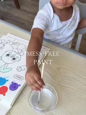Giving your toddler the freedom to bring out their creative side doesn’t have to mean a big mess to clean up every time. ##messfreeactivities##screenfreeactivities##toddlerpainting##toddlercrafts@@jarmeloofficial