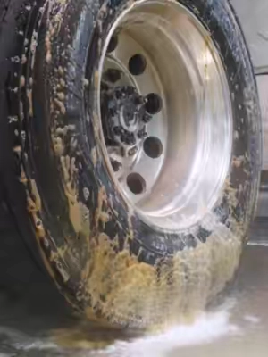 no polisher, no buffer. it just pulls the oxidation off aluminum 💪 #detailing #aluminumwheels #satisfying #beforeandafter