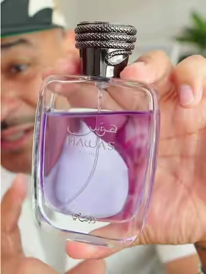 Hawas for Men de Rassasi, eau de parfum de 100 ml para hombre con perfil fresco acuático. Abre con manzana, limón y bergamota, con un toque de canela, y asienta en almizcle, ámbar, pachulí y maderas. Pensado para uso diario y también para salir de noche, y se sostiene bien en clima caliente. Frasco de vidrio azul degradado con tapa grabada. #hawas #rassasi #perfumeparahombre #perfumesarabes #colonianparahombre 