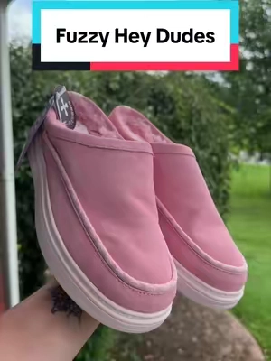 Hey dude fuzzy slip on 🎀 PERFECT school drop offs shoes 👏✨ #backtoschool #schooldropoff #heydude #womensshoes #sliponshoes 