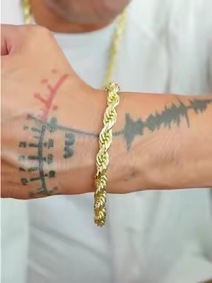 Set de cadena y pulsera Holylegend con diseño rope, cuban o figaro para elevar cualquier outfit con un look brillante, llamativo y fácil de combinar. Ideal para uso diario, para regalar o para darle más presencia a tu estilo con accesorios que destacan a simple vista. #CadenaParaHombre #PulseraParaHombre #AccesoriosParaHombre #JoyeriaParaHombre #Holylegend 