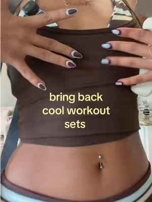 it even matches my nails stop #workoutset #capris 