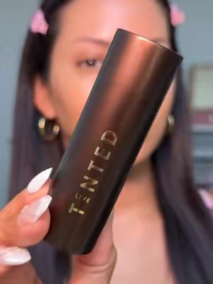 The only foundation stick that I actually like bc it actually does what it needs to do! @Live Tinted HUESTICK shade 11. Thank me later 🙌🏼 #foundationstick #foundationroutine #livetinted #flawlessmakeup #fullcoverage 