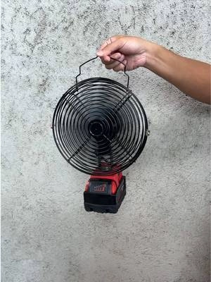 Tener dos puertos de carga es una gran ayuda—puedo cargar el teléfono sin dejar de sentir el fresco.#cordless #fan #milwaukee #construction #staycool 