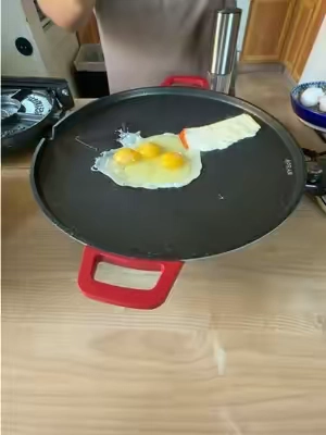 Este comal eléctrico Para el desayuno, unas quesadillas, carne o lo que se te antoje Me gusta porque puedes preparar varias cosas al mismo tiempo y sin tener la estufa llena de sartenes. Súper práctica para la cocina y para cuando cocinas para toda la familia!#electricgriddle #kitchenessentials #kitchenfinds #TikTokShopSummerSale #SummerVibes 