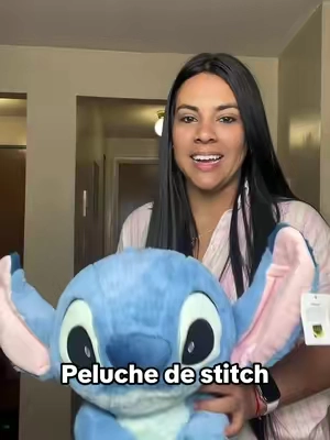 Peluche Stitch de MINISO disponible en diferentes tamaños, con diseño decorativo para habitación, cama o colección. Una opción bonita para quienes disfrutan de Stitch y los accesorios de Disney. #PelucheStitch #Stitch #MINISO #Disney #PelucheDecorativo  