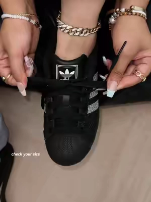 They’re sooo sparkly in person ✨🖤 #adidas #womenshoes #rhinestone #flykicks #superstar 
