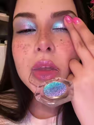 Periwinkle twinkle!🩵 @OURBELLA SHOP #makeup #eyeshadow #multichromeeyeshadow 