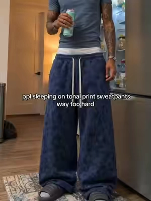 detail without making them loud #sweatpants #widelegpants #baggypants #streetwear #OOTD 