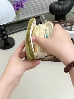 Finally, a pouch that keeps your jewelry safe and your bag organized. No more digging. Just unzip and shine. #jewelrypouch #jewelrystorage #jewelryorganization #jewelryorganizer #olebrandselect