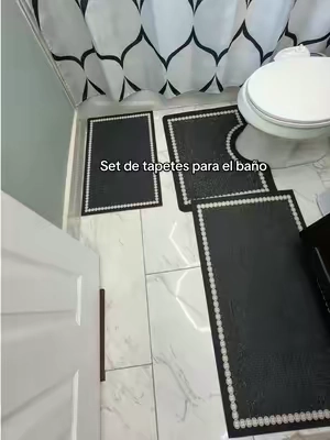 Set de alfombras para baño de 3 piezas, absorbentes y antideslizantes con diseño elegante. #AlfombrasParaBaño #SetDeBaño #DecoracionDeBaño #AccesoriosParaBaño 