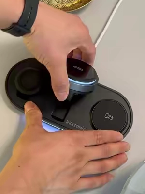 Phone Overheating While Wireless Charging? Problem Solved! #dualphonecharger #coolingwirelesscharger #tecactivecooling #magsafestand #travelcharger 