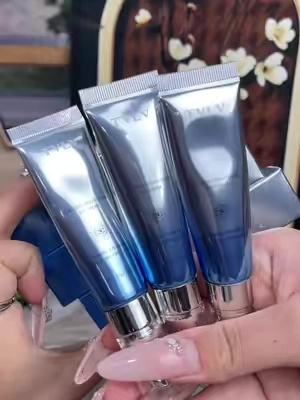 It contains a caffeine-based formula that helps tighten and firm the skin, reduce the appearance of bags and dark circles, and smooth fine lines for a more refreshed look.👀#EyeCream #DarkCircles