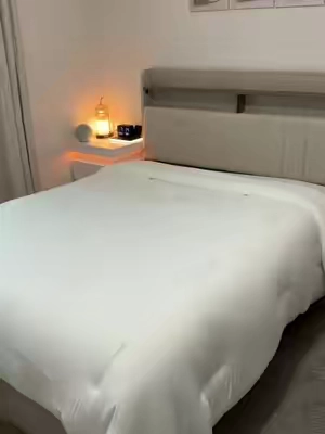 ¡Por fin mi habitación se siente como un hotel de lujo! ✨ Este Raybee Bed Frame cambió por completo mi espacio. Tiene cajones ocultos para organizar todo el desorden y estantes en la cabecera para tener mis cosas a la mano. ¡No necesitas base extra y es súper resistente! ☁️ #DecoracionHabitacion #TikTokShopFinds #MinimalistHome #RaybeeBed #SmallSpaceHacks 